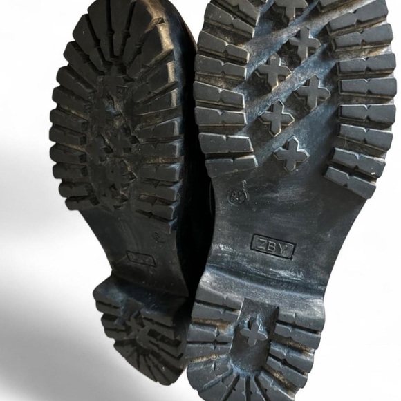 Chic Black Leather Loafers with Gold Buckle Size 8.5 - Picture 4 of 5